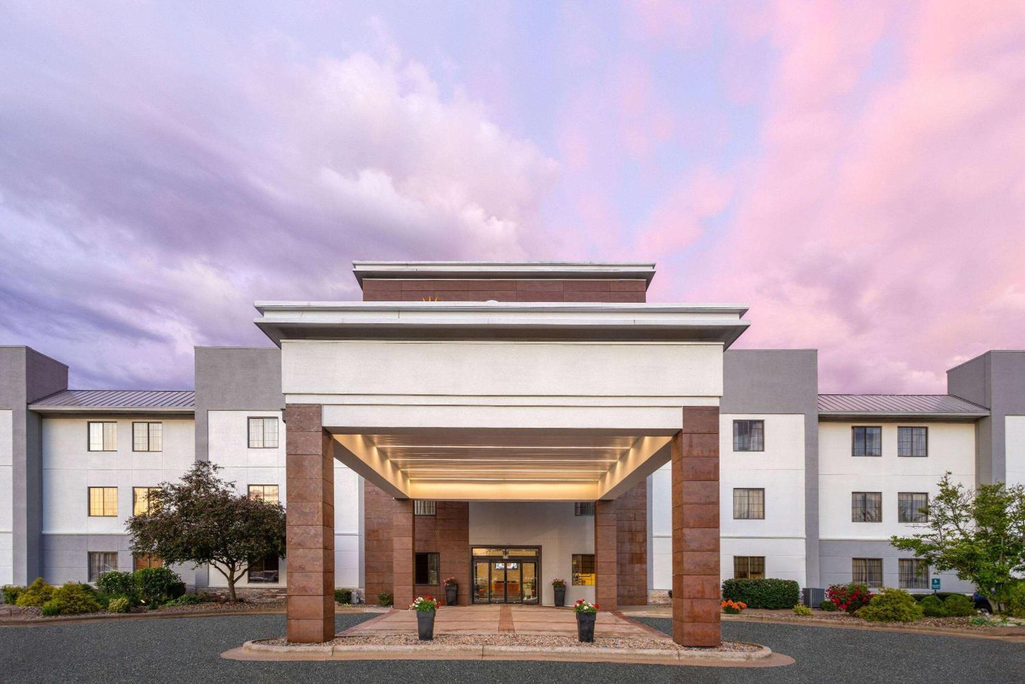 La Quinta By Wyndham Kokomo Hotel Exterior photo